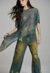 Blusa de tul para mujer con diseño asimétrico, mangas cortas y efecto dirty transfer que aporta textura y contraste visual.