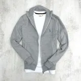 Campera gris melange con cierre frontal, cuello alto y bolsillos laterales.