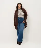 Cardigan de punto color marrón, con diseño alargado y puntas asimétricas. Presenta mangas largas, cuello tipo chal y detalles de textura canelada en los laterales.