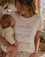 Remera blanca de algodón elastizado con diseño apto para embarazo y lactancia. Presenta un estampado frontal en color violeta con la frase 'madre, pero primero mujer'.