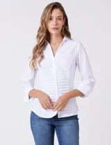 Camisa blanca entallada de algodón con escote en V y cuello con solapa. Presenta un diseño frontal con alforzas horizontales en la pechera y mangas tres cuartos con puños anchos rebatibles.