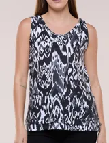 Blusa sin mangas de corte semi entallado, confeccionada en algodón con estampado geométrico en blanco y negro. Presenta escote redondo y largo hasta la cadera.