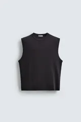 Camiseta sin mangas de corte relajado, confeccionada en tejido compacto de algodón con elasticidad, cuello redondo y diseño de sisa amplia.