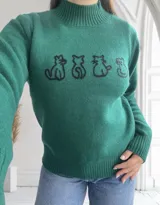 Sweater verde esmeralda de tejido de punto con cuello alto y diseño de cuatro gatos negros en el frente.