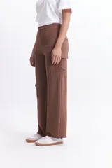 Pantalón cargo de tiro alto, color marrón, con pierna ancha y bolsillos laterales con tapa.