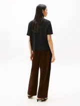 Remera de corte amplio y silueta holgada, confeccionada en puro algodón con tejido de punto interlock. Presenta cuello redondo, hombros ligeramente caídos y el logo de la marca bordado en el pecho.