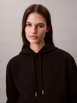Buzo con capucha Calvin Klein de corte clásico, confeccionado en mezcla de algodón y poliéster. Presenta cordones ajustables en la capucha, puños y dobladillo con terminación en punto canalé, y el logotipo de la marca bordado de forma sutil en el pecho.