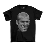 Remera negra de algodón con estampa frontal en escala de grises que representa el rostro de Zinedine Zidane y su firma.