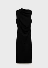 Vestido midi negro sin mangas, con cuello asimétrico y diseño entallado con detalle drapeado en la cintura.