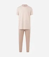 Pijama para hombre compuesto por una remera de manga corta con cuello redondo y estampado de rayas horizontales finas, y un pantalón largo liso con cintura elástica.