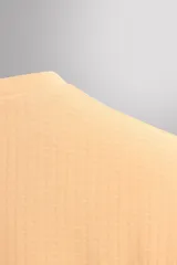 Camiseta deportiva color durazno de manga larga con orificios para los pulgares.