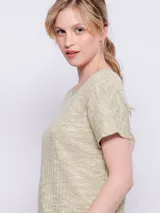 Vestido corto color verde claro, de tela con textura acanalada y cuello redondo. Es de manga corta y corte recto.