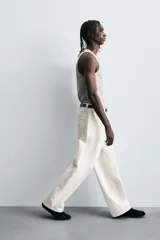 Jeans de denim de algodón color negro, con corte balloon fit relajado desde la cadera y ligeramente estrechado en el bajo. Tiro medio, cinco bolsillos y cierre frontal con cremallera y botón.