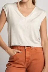 Remera color arena de viscosa y lino, con escote en V y mangas cortas.