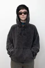 Canguro con capucha de calce holgado, confeccionado en tejido con efecto lavado ácido en color gris oscuro. Presenta un bordado tonal en el centro del pecho y un bolsillo frontal tipo canguro.