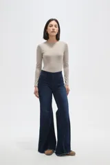 Body de manga larga confeccionado en poliamida, con diseño al cuerpo y cuello redondo a la base.