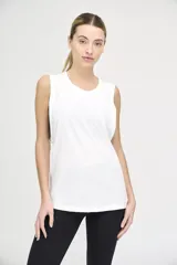 Musculosa blanca de algodón, corte holgado, con escote redondo y sisas amplias.