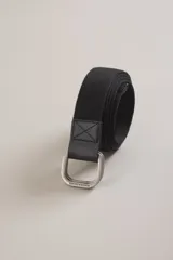 Cinturón negro de tela con hebilla doble cuadrada metálica.