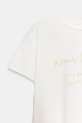 Camiseta de cuello redondo y manga corta, con corte regular y estampa de texto en tono contrastante en el frente.