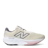Championes de running New Balance modelo Fresh Foam 520 para mujer, color beige claro con detalles en gris oscuro y rosado. Presentan malla tejida en el upper, logo 'N' lateral en gris y entresuela blanca con tecnología Fresh Foam, terminando en suela exterior rosada.