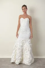 Vestido de novia blanco strapless, con cuerpo drapeado y falda con diseño de flores en tafeta.