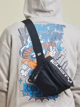 Riñonera negra con doble compartimento frontal y cierre de cremallera. Presenta el logo de la marca estampado en blanco en el frente y correa ajustable con hebilla.