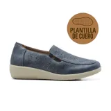 Zapato casual Korium Confort Dara color negro, con capellada perforada, plantilla de cuero y suela de goma.