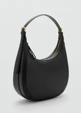 Bolso de hombro tipo hobo con diseño de media luna, confeccionado en material efecto piel. Cuenta con cierre de cremallera, forro interior y asa ajustable con hebillas laterales.