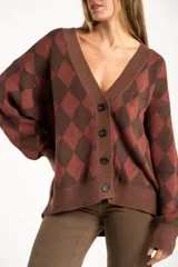 Cardigan de punto con diseño de rombos en tonos marrón y terracota, cuello en V, cierre frontal con botones y mangas largas con puños acanalados.