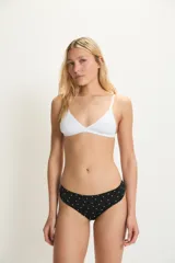 Bombacha tipo culotteless de microfibra con estampado de estrellas pequeñas. Presenta terminaciones bondeadas en el frente para un ajuste invisible y cómodo, con forro interior de algodón.