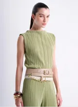 Musculosa sin mangas color verde claro, con cuello redondo alto y textura plisada vertical.