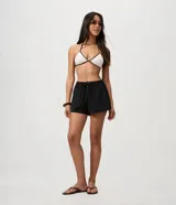 Short negro de viscosa con cintura elástica, cordón ajustable, bolsillos y detalle de botones frontales.