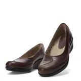 Zapato de cuero color marrón con taco cuña bajo y suela de goma negra. Presenta costuras decorativas en la parte frontal y un diseño de corte clásico.