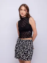 Minifalda negra con estampado de pequeñas flores blancas.