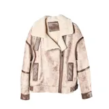 Campera estilo aviador con exterior de efecto gamuzado en tono beige y detalles en cuero sintético marrón. Cuenta con interior y solapas de piel sintética en color crema, cierre frontal cruzado y bolsillos laterales.