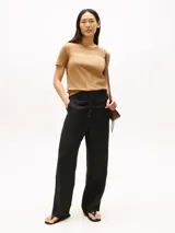 Remera color camel de algodón con cuello redondo y logo de Tommy Hilfiger estampado en el pecho.