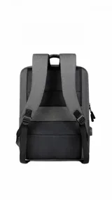 Mochila urbana de diseño minimalista en color gris, con compartimento principal, bolsillo frontal con cierre, puerto USB integrado y espalda acolchada.