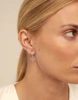 Dije plateado en forma de libélula, para piercing.