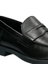 Mocasines Hush Puppies modelo Lucanos, de estilo clásico tipo penny loafer, confeccionados en cuero negro con costuras reforzadas y suela de goma.