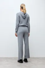 Pantalón de tejido de punto con textura de ochos, corte recto y holgado, con cintura elástica y cordón de ajuste.