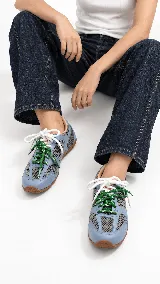 Zapatilla urbana de cuero en color tostado, con diseño liviano, mezcla de texturas y cordones intercambiables.