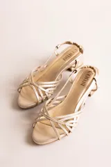 Sandalias de taco bajo cuadrado de 4 cm, color dorado, con múltiples tiras finas cruzadas en el empeine y tira ajustable en el talón.