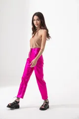 Pantalón de vestir azul eléctrico con acabado brillante, corte recto y tiro alto.