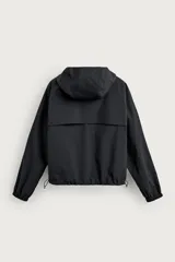 Cazadora cropped fit de tejido técnico negro repelente al agua, con cuello subido, capucha ajustable, bolsillos frontales de plastrón con solapa, mangas largas con puños elásticos y bajo ajustable con cordón.