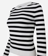 Suéter de punto con cuello redondo y rayas horizontales rojas y blancas.