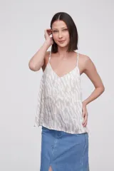 Musculosa de satén con estampado abstracto, breteles finos y escote en V.