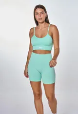 Conjunto deportivo compuesto por un top de tirantes finos con logo estampado y un short de tiro alto, ambos en tejido de punto sin costuras color verde menta.