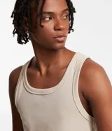 Musculosa masculina de corte regular, confeccionada en tejido acanalado de algodón con elastano. Presenta breteles medianos y diseño básico sin estampa.