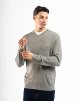 Buzo tejido de punto con cuello en V, de calce regular y mangas largas con puños acanalados.