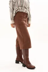 Bermuda de corte recto y tiro alto en color chocolate, con cierre frontal de botón y bolsillos laterales.